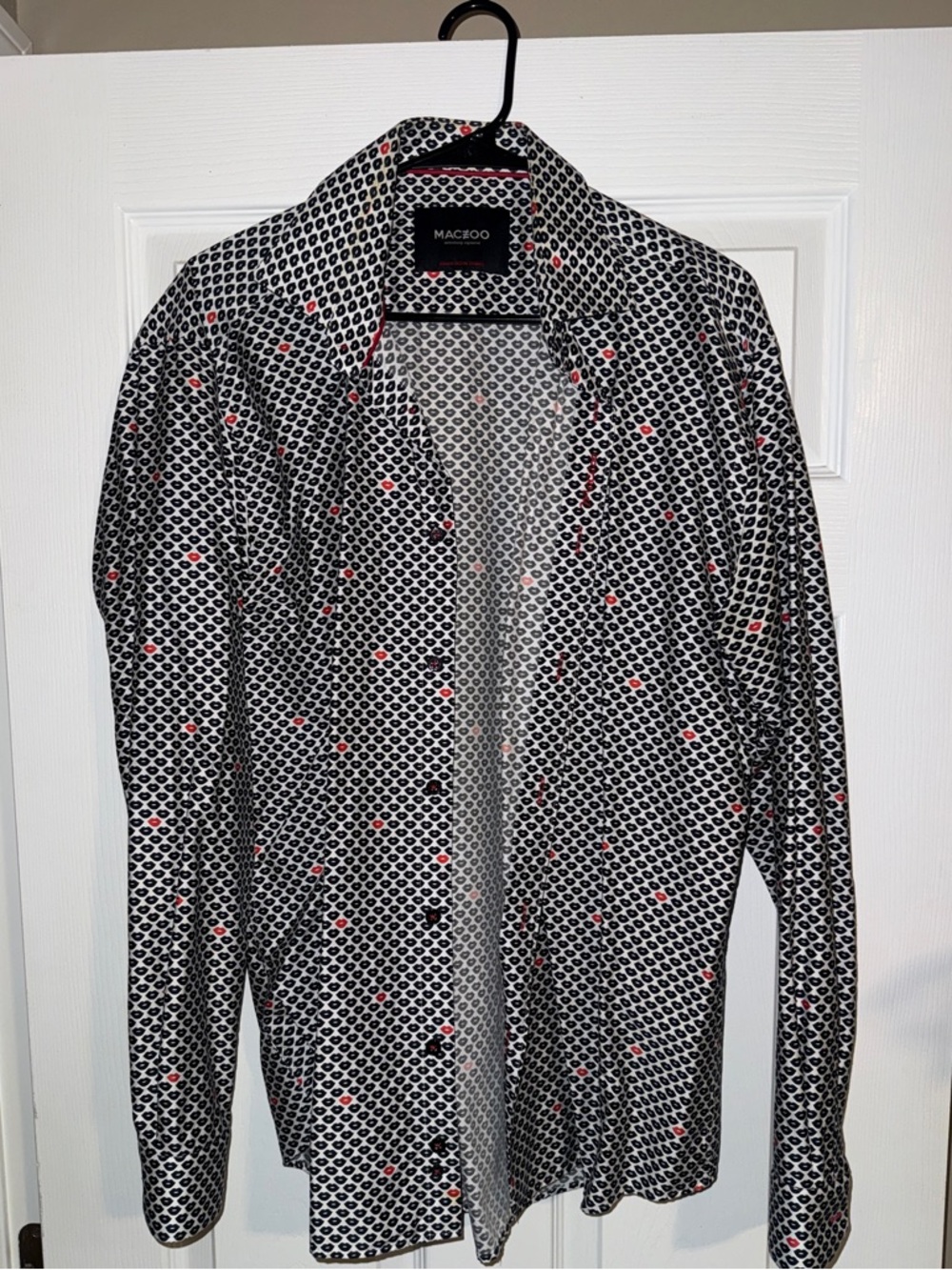 MacZoo Long Sleeve Button Up Shirt (Lips Print) (Size L)